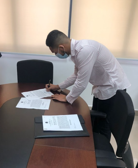 Assinatura de posse de Isaque como Técnico Judiciário do TRT-PI, após ser aprovado em diversos TRTs